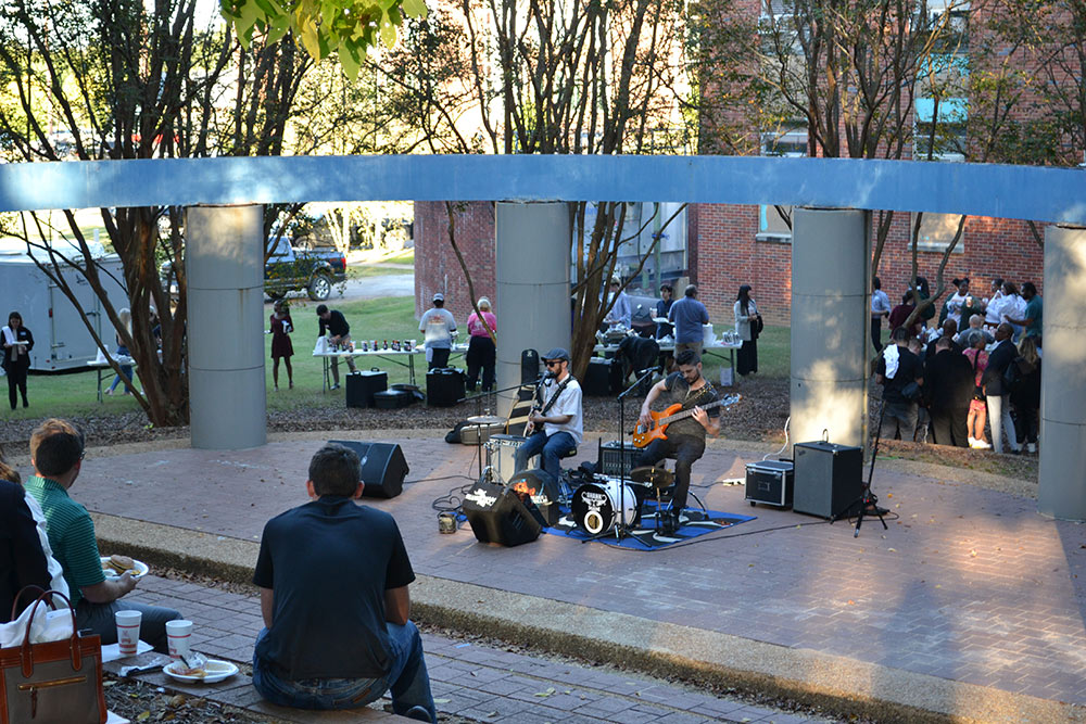 Participants of the Design Leadership Foundation’s Professional Horizons Workshop enjoy live music outside of Giles.